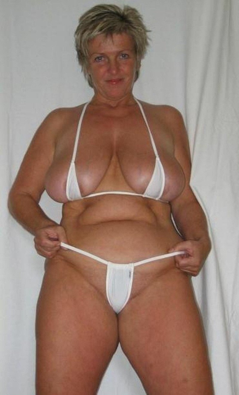 Grand-mères avec de gros seins en short