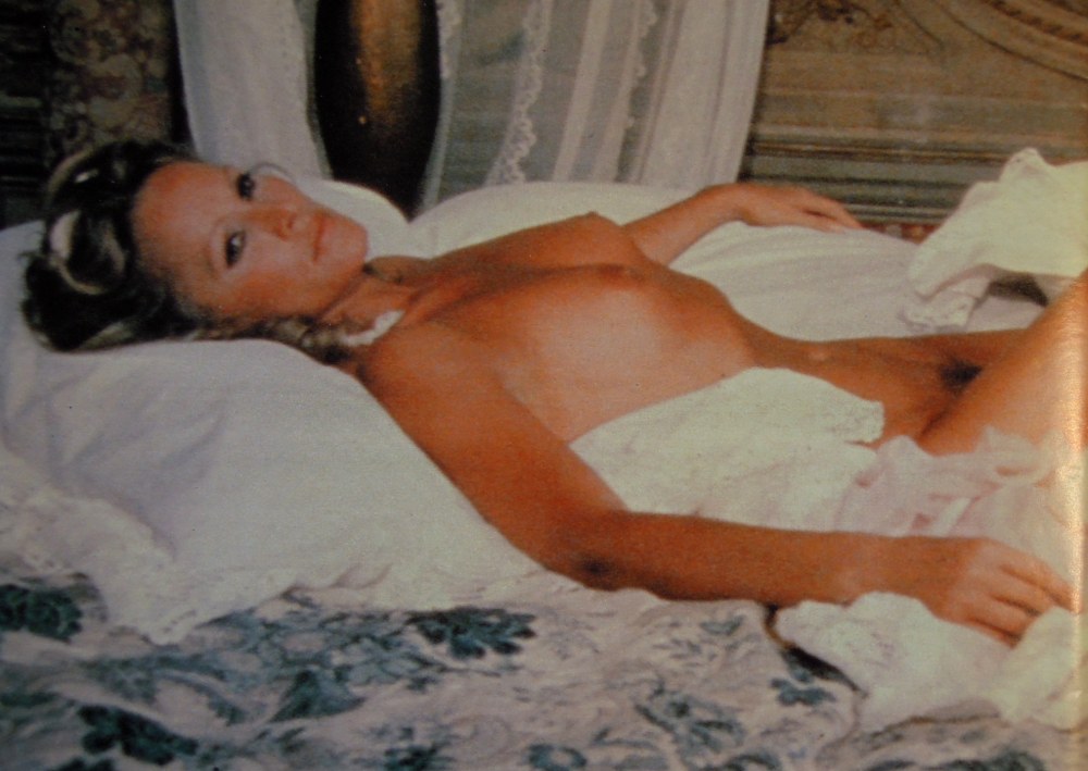 Ursula Andress (Ursula Andress) Photo simvl 60 g assis sur une vierge