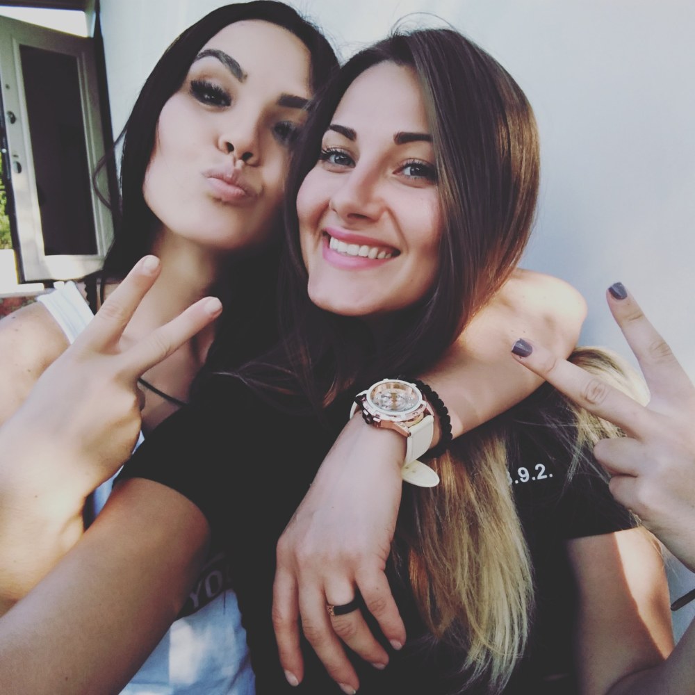 Dessin avec une brosse rigide à la maternelle