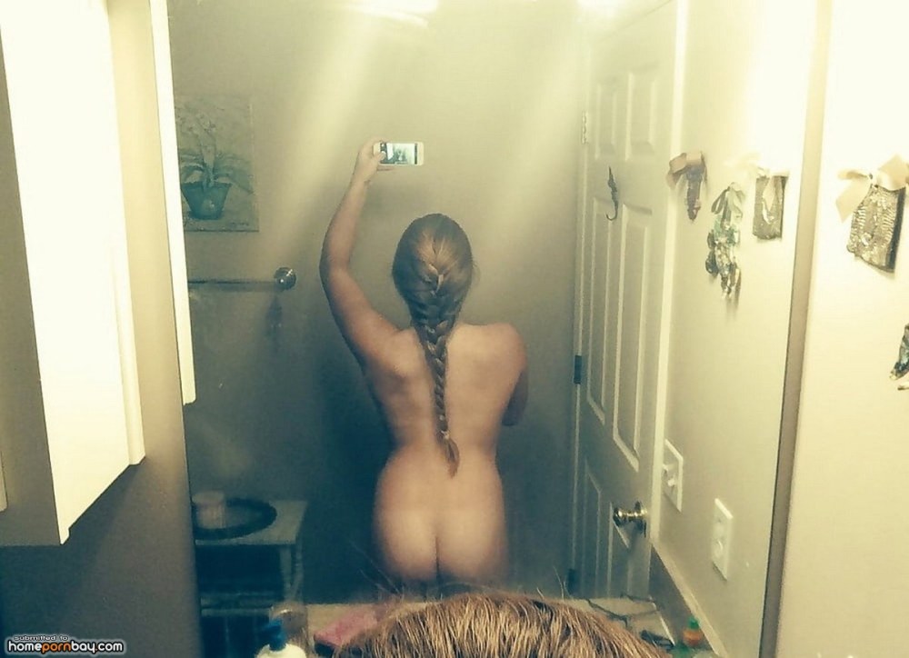 Masturbation anale devant le miroir