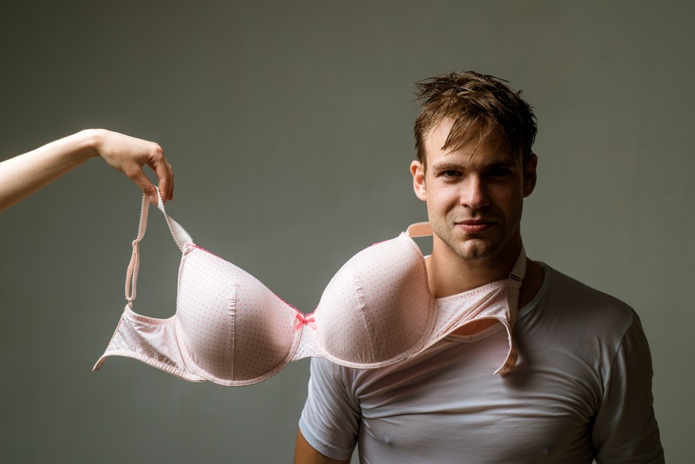 Un homme a détaché le soutien-gorge