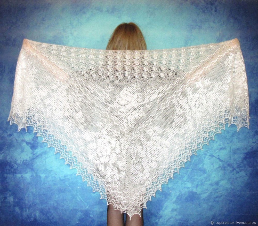 Il grimpe. Portez-le d'un foulard