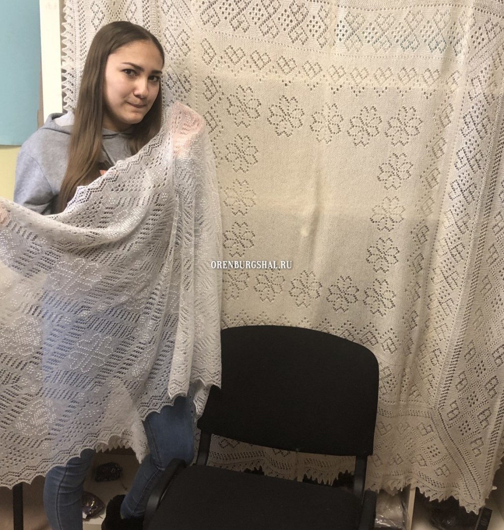 Manteau de fourrure avec une écharpe vers le bas