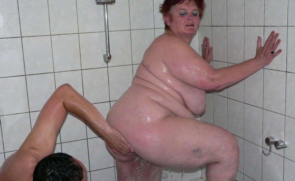 Gras nues nues de vieilles femmes sous la douche
