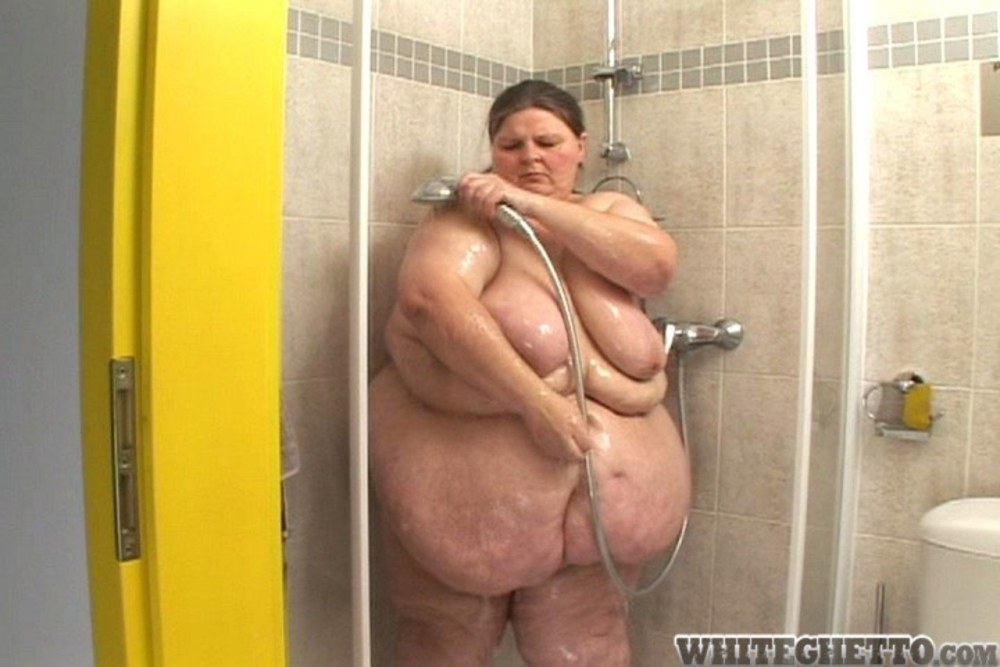 Grosses femmes sous la douche