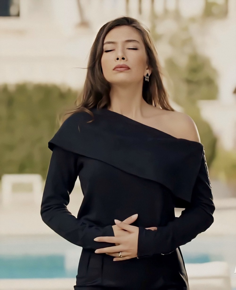 Neslikhan Atagyul Photo érotique