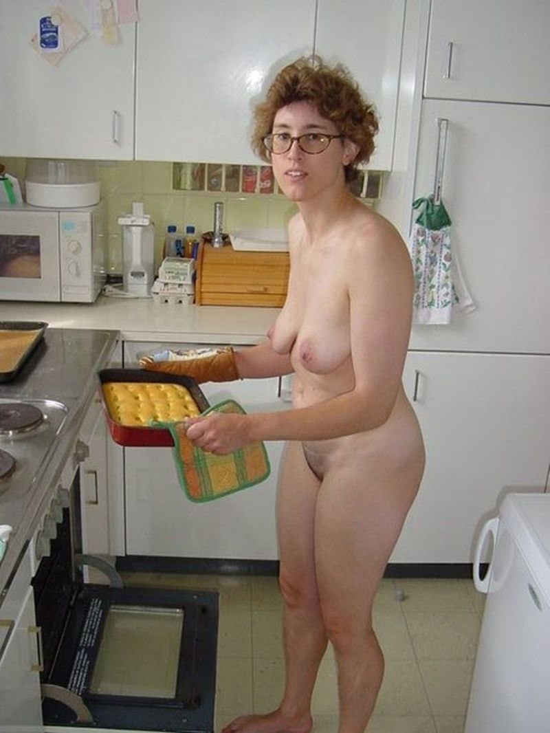 La femme se promène dans la maison nue
