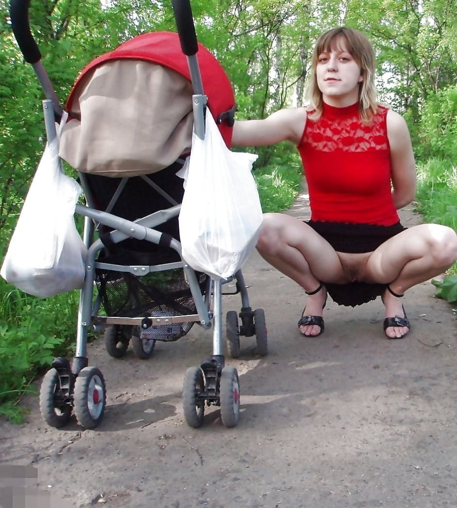 Jeune maman sans culotte