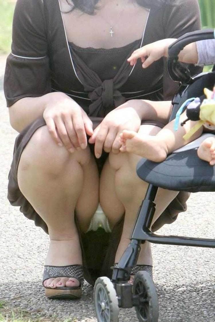 Maman avec une poussette a allumé le cul