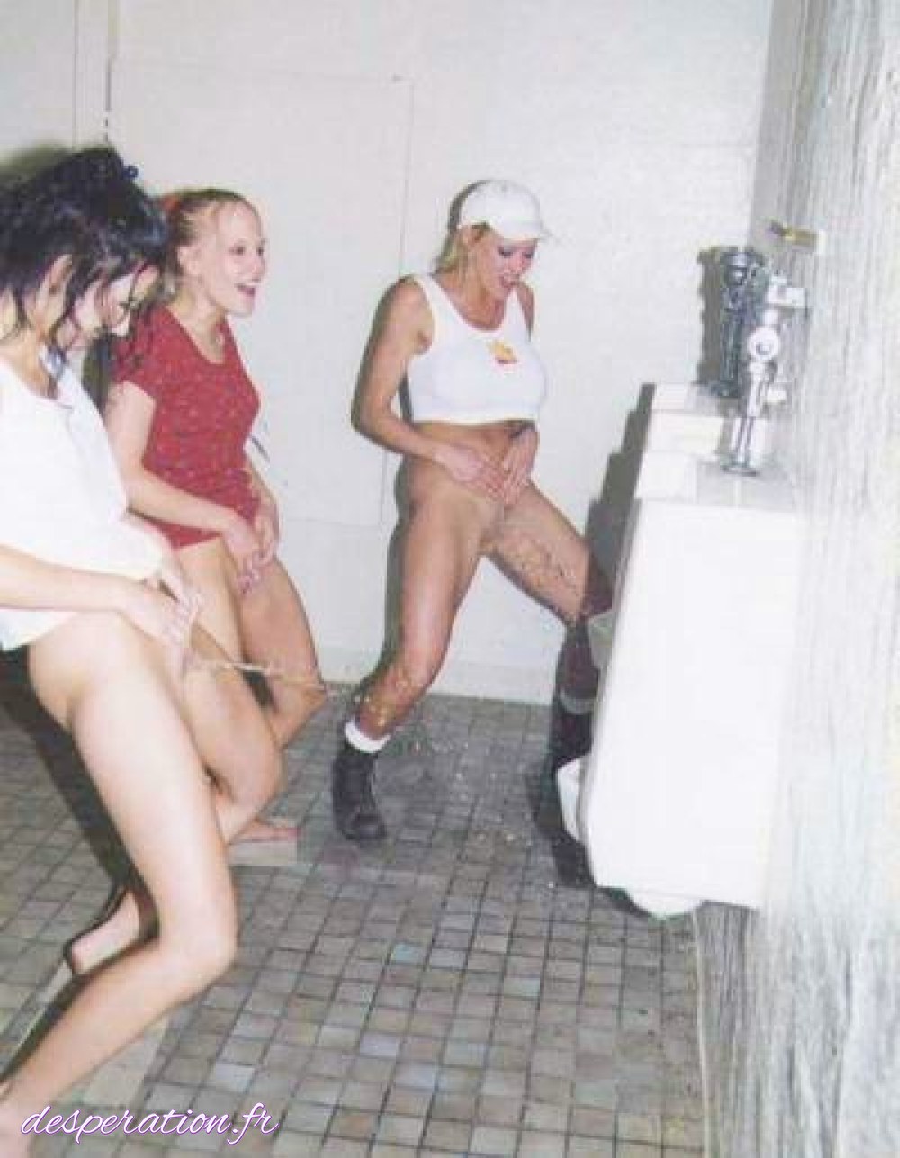 La fille fait chier dans les toilettes
