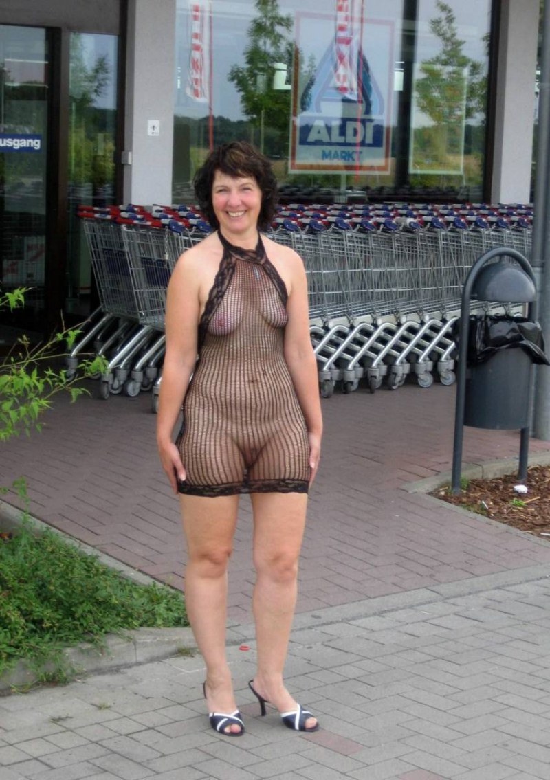 Velu dans des vêtements transparents