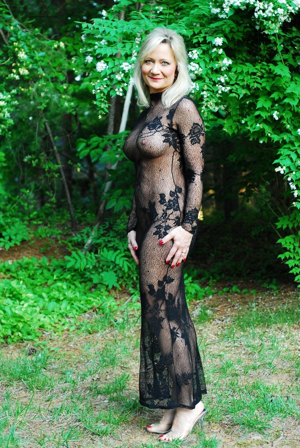 Femme nue en vêtements transparents