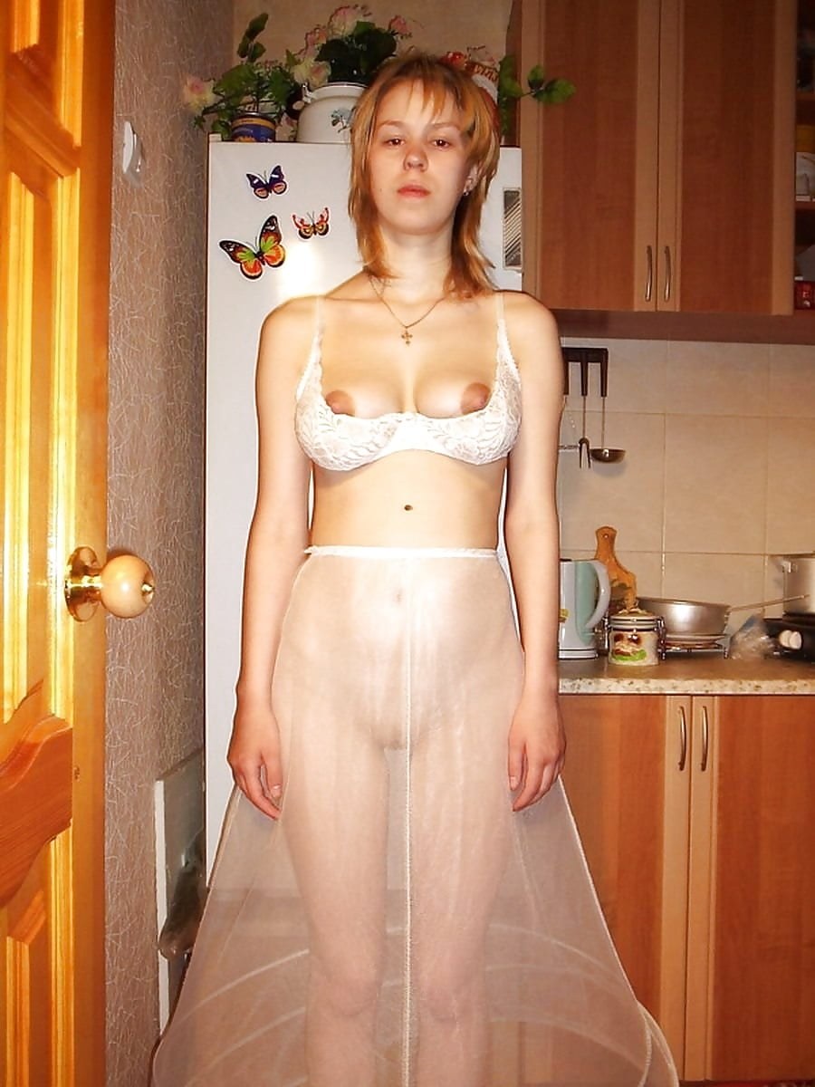 Filles en vêtements transparents et sans
