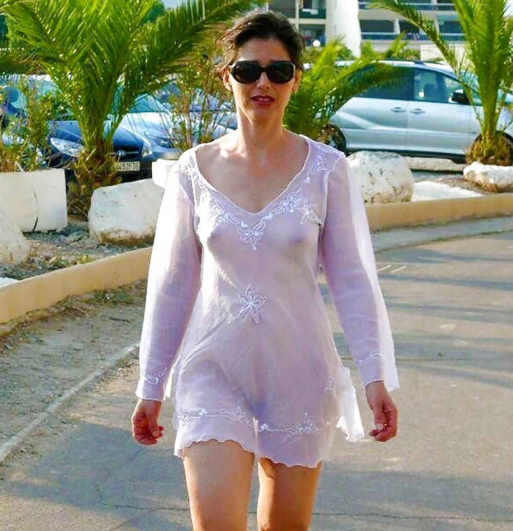 MILF en costumes érotiques
