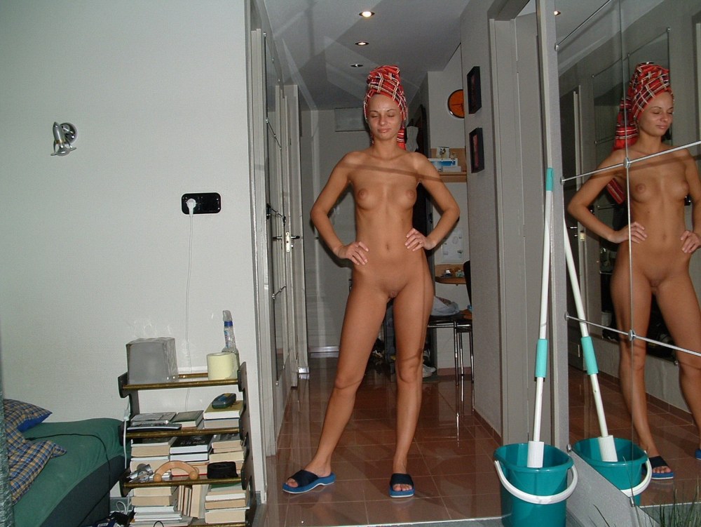La femme se promène dans la maison nue