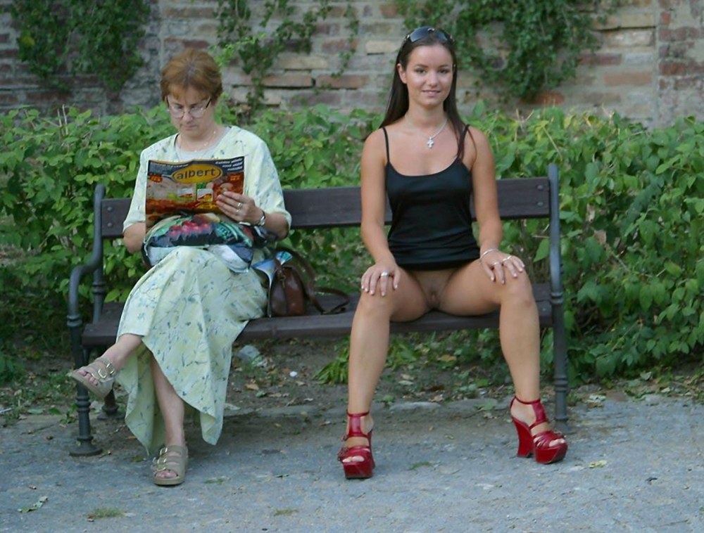 Jeunes mères sans culotte