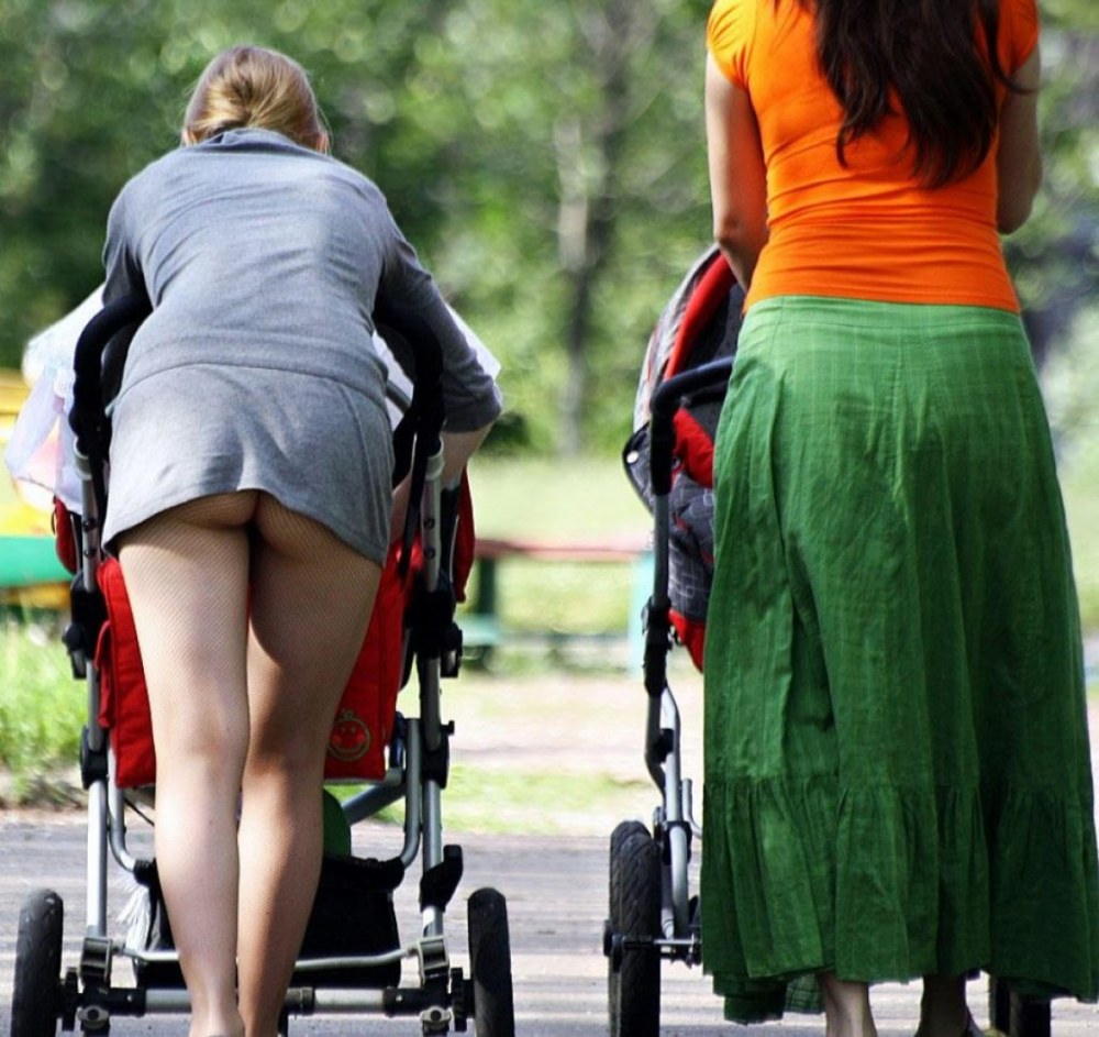 Mature nue sur un vélo