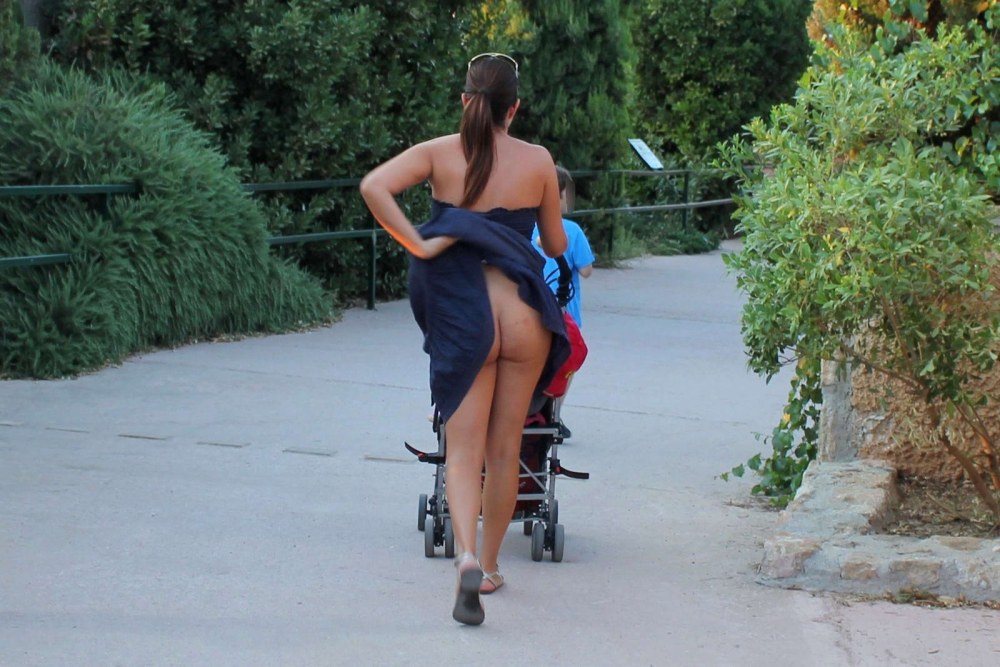 Jeune maman sans culotte