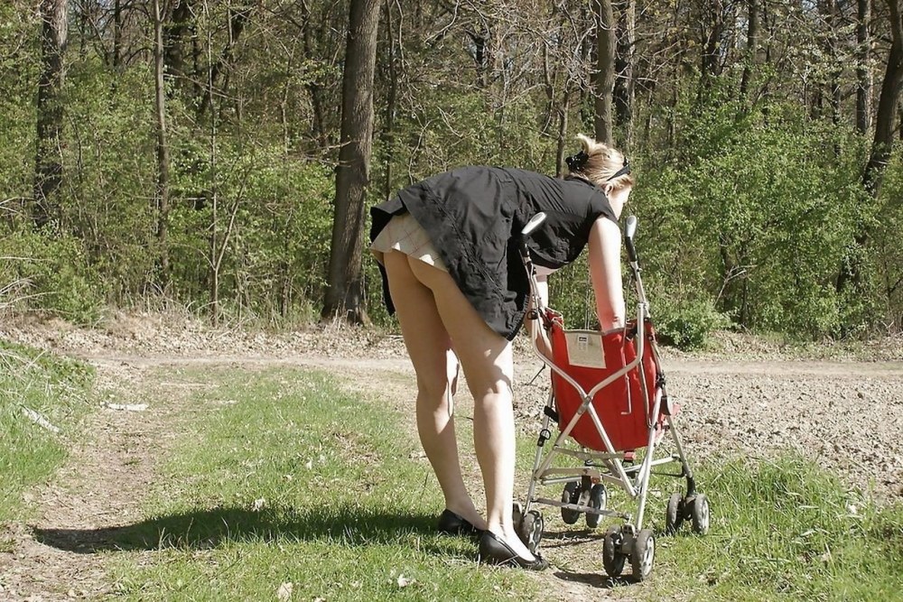 Culotte sous la jupe de maman