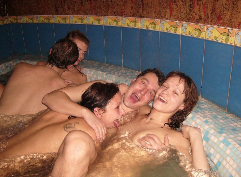 Gangbang avec sa femme dans le sauna
