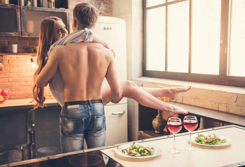 Gars et fille dans la cuisine