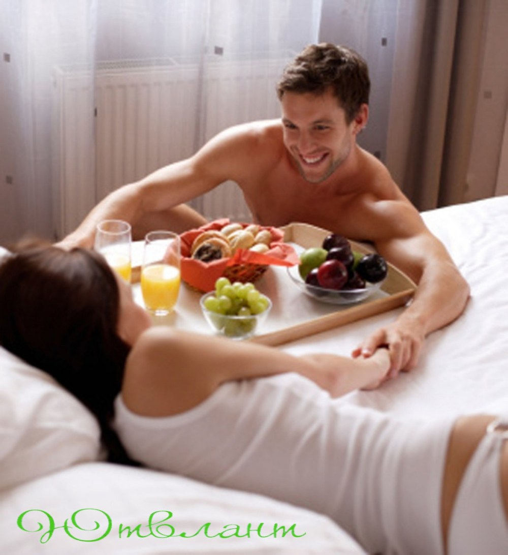 Le gars apporte le petit déjeuner au lit