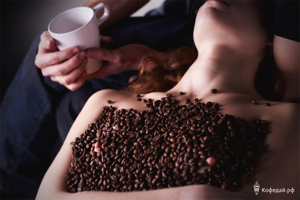 Café sur le corps féminin