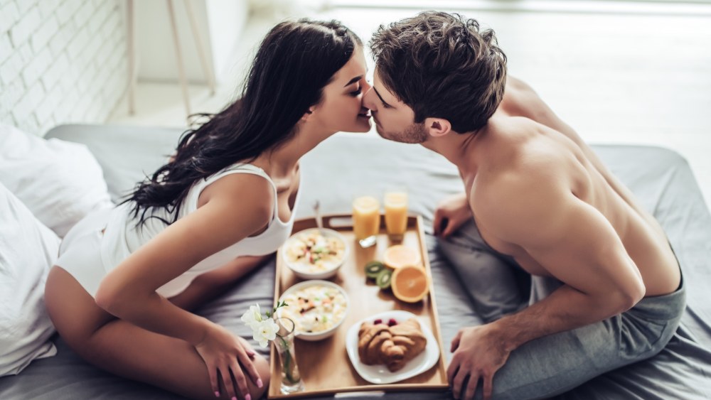 Petit déjeuner au lit fille