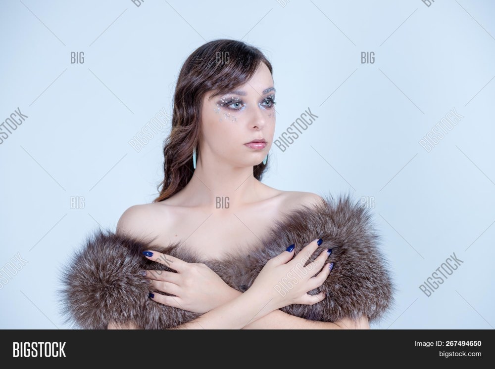 Laura Vartanyan en fourrure