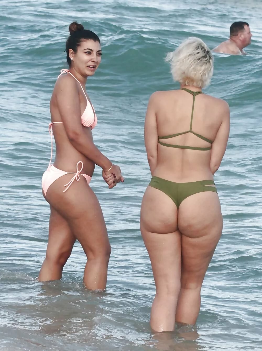 Maman en string sur la plage