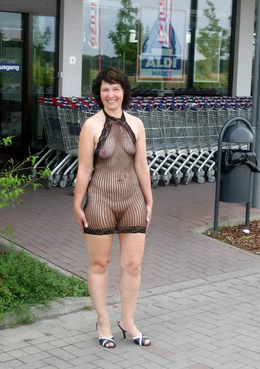 Femme avec de gros seins en transparent