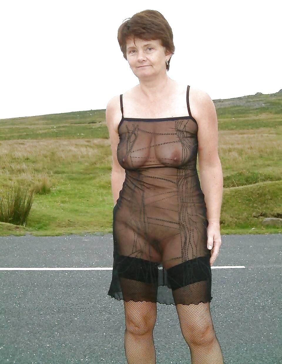 Mature en sous-pants transparents