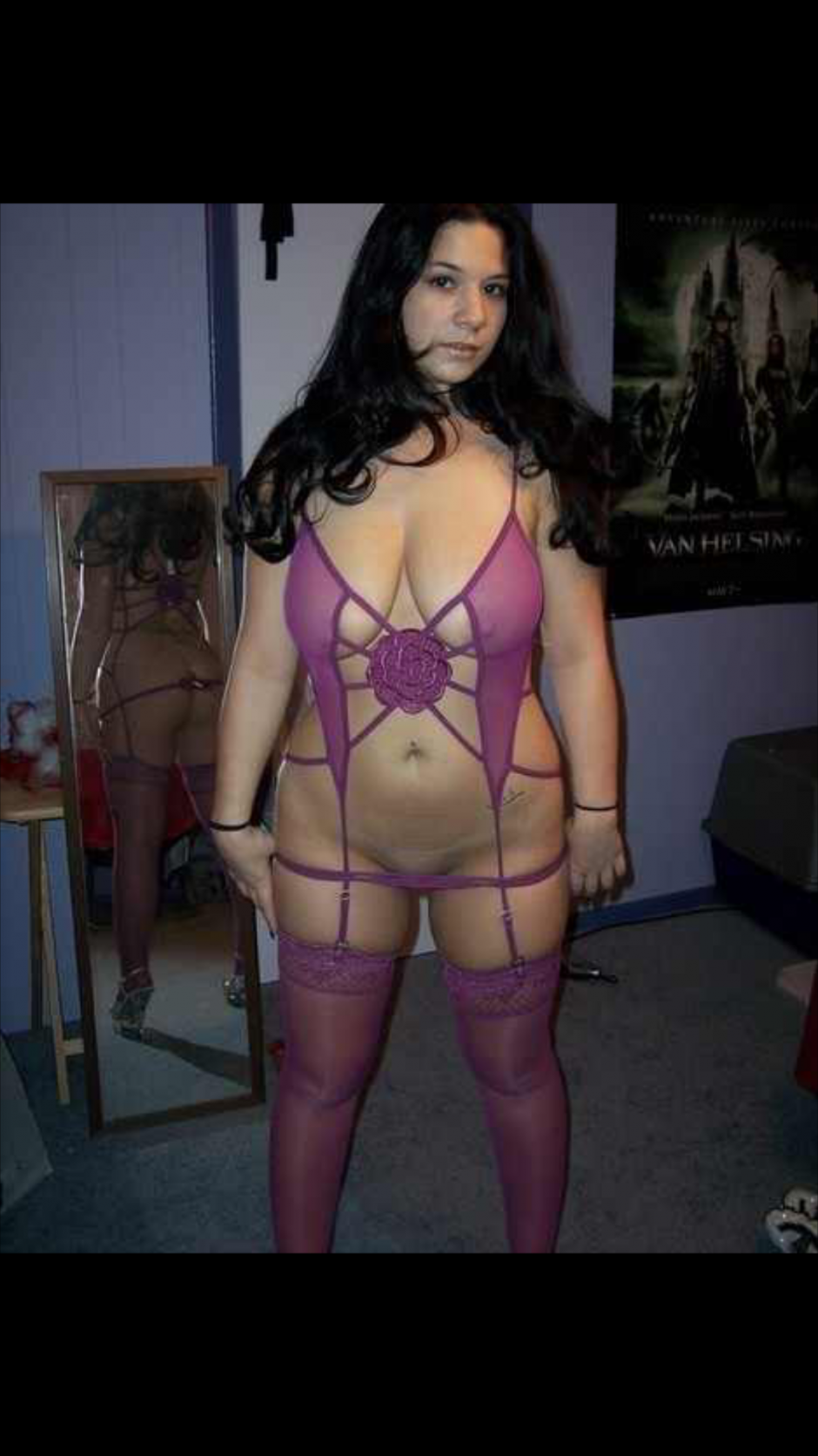 Vieilles femmes nues dans une robe transparente