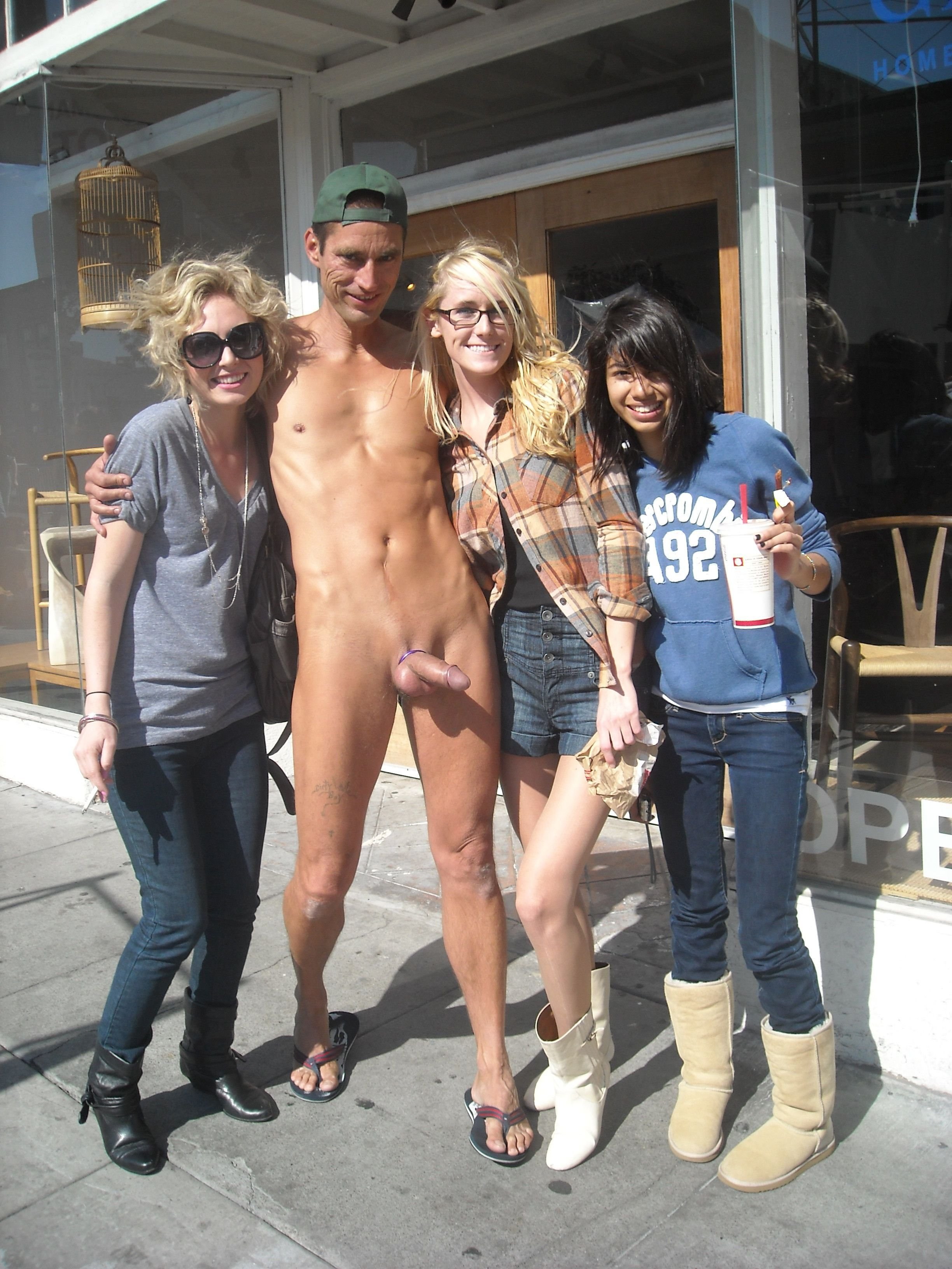 Homme nue femme habillée