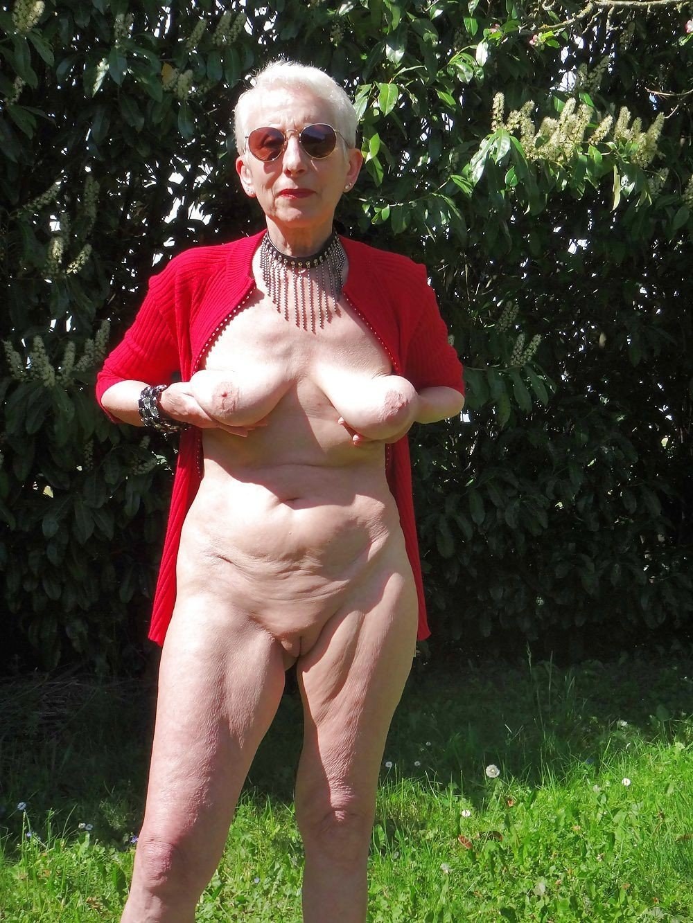 La vieille femme a écarté ses jambes