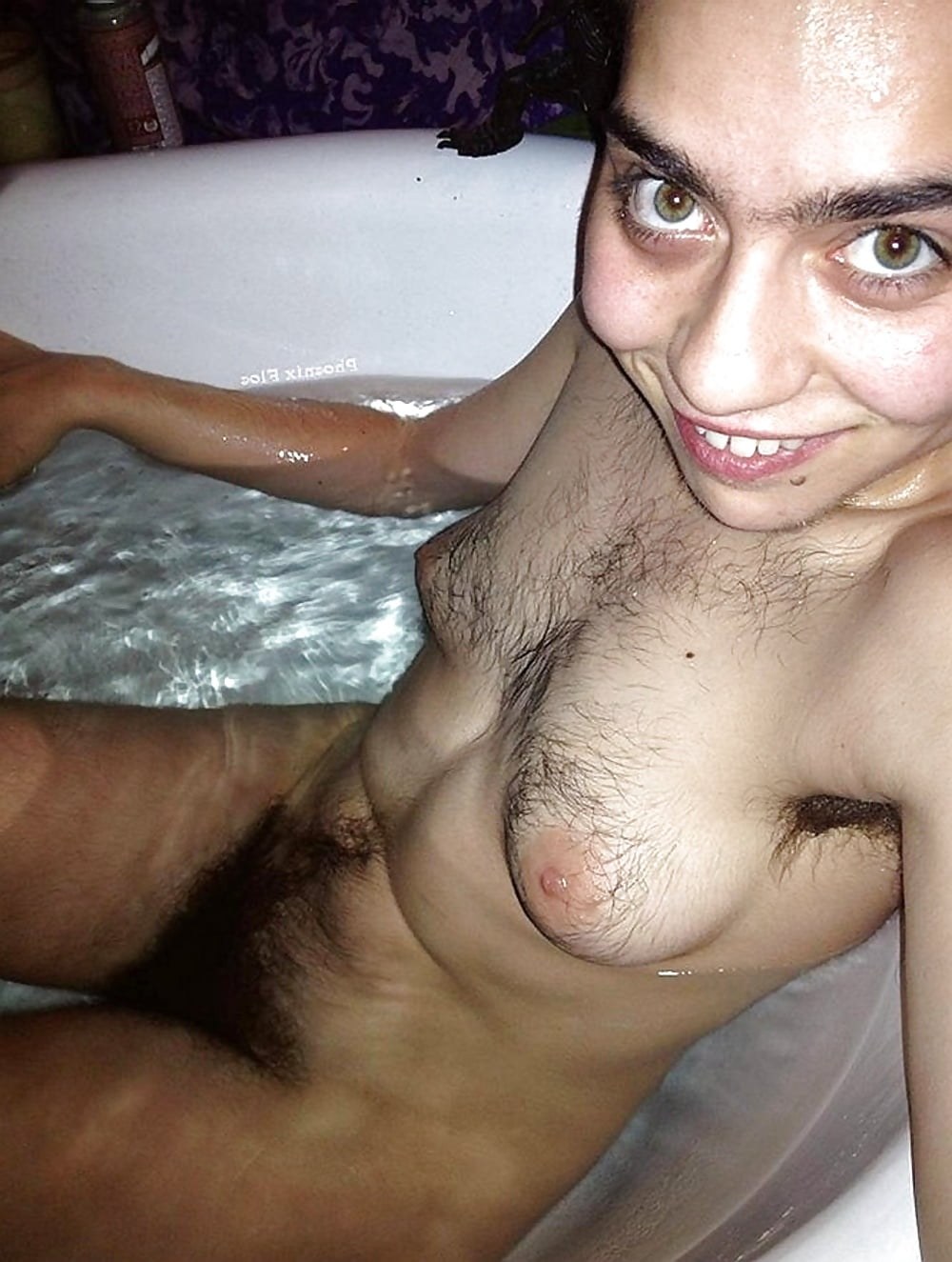 Coiffures hirsutes entre les jambes
