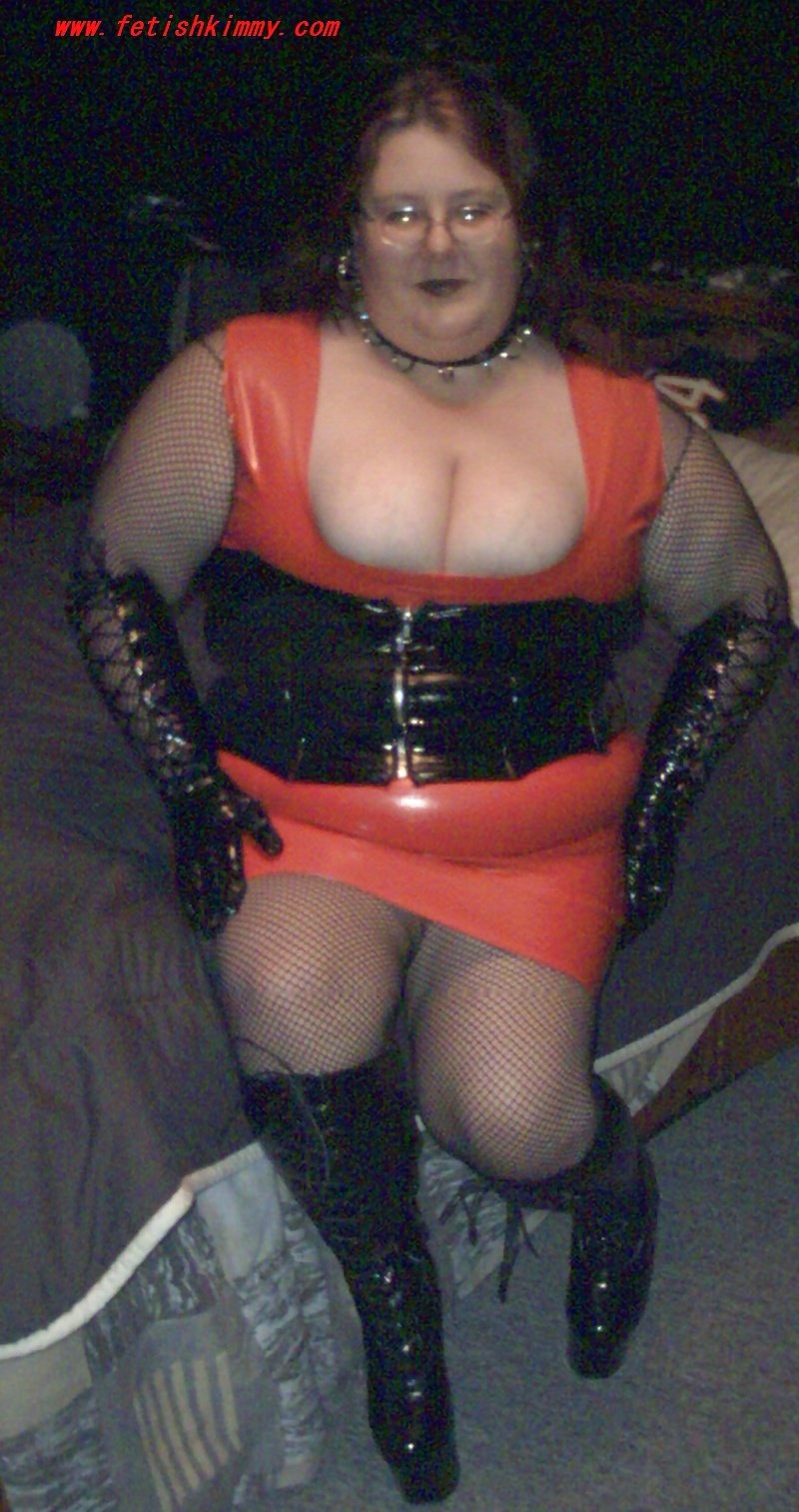 Femmes nues matures dans le latex