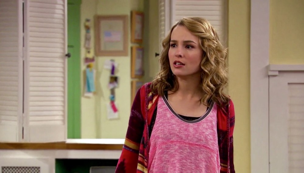 Bridget Mendler tient sur Charlie