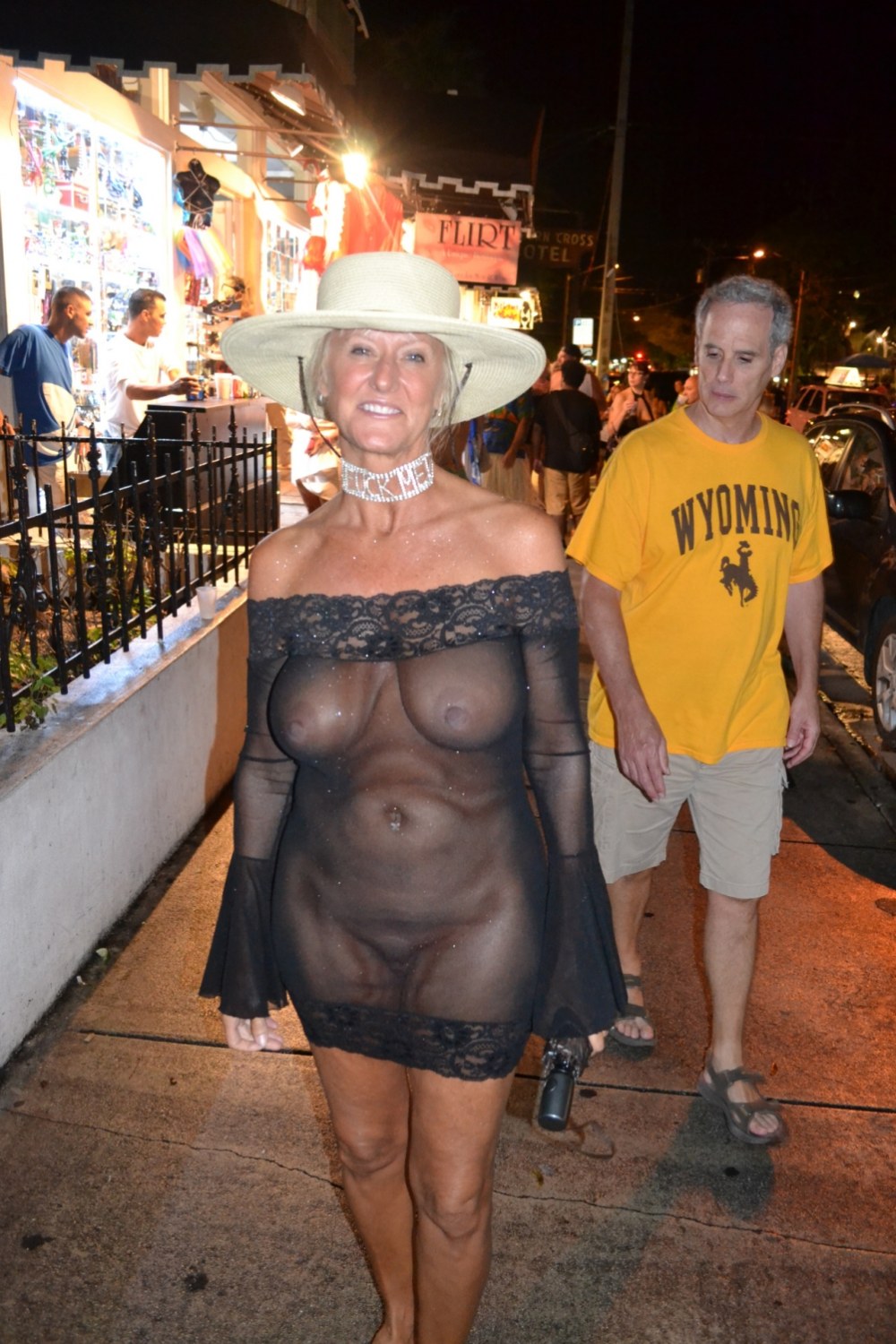 Dames nues en robes transparentes