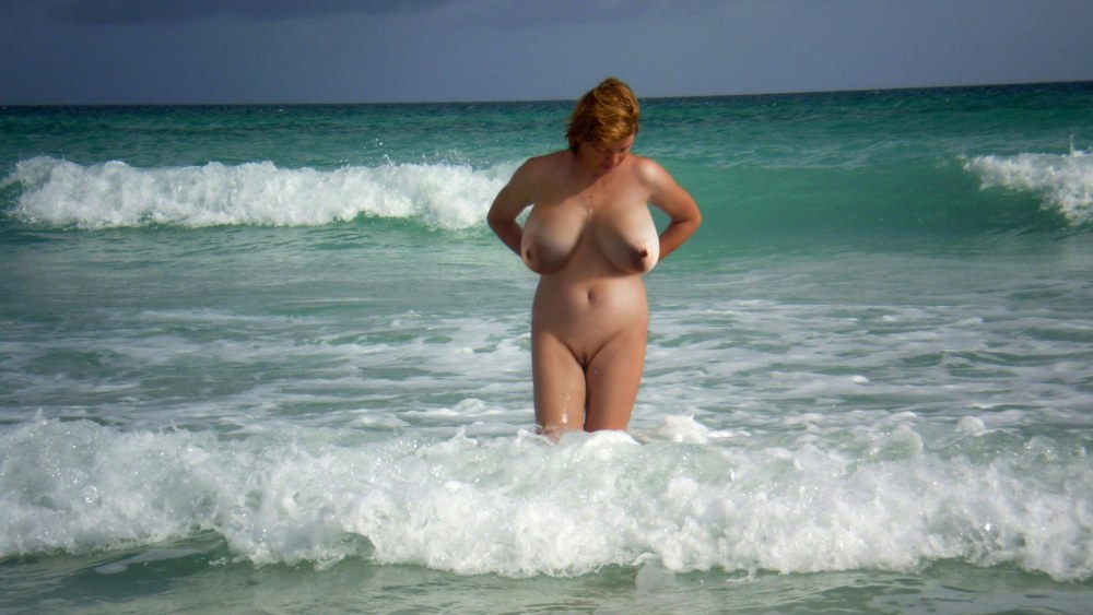 Femmes luxuriantes nues sur la plage