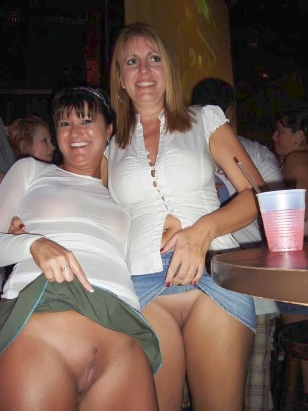 Copines adultes sans culotte