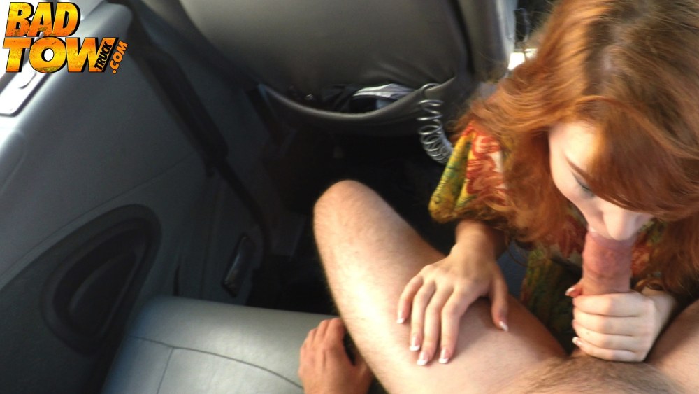 La brune a sucé la voiture