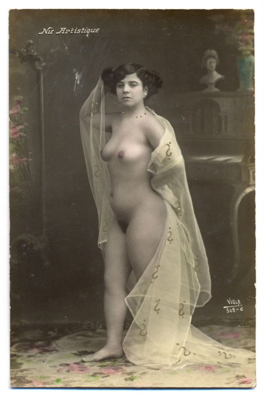 Fille érotique victorienne dans bilans abaissée