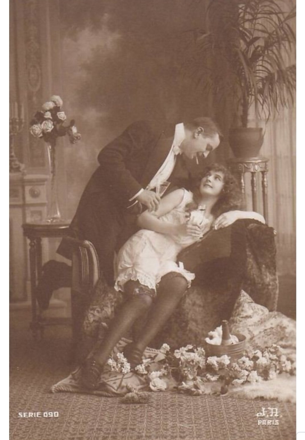 Mesdames rétro dans un chapeau sans culotte