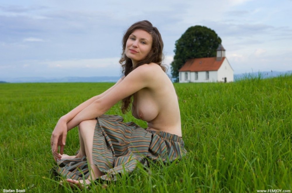 Seins nus dans une longue jupe