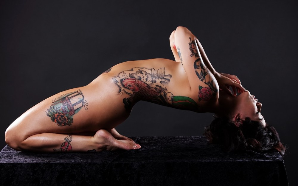 Filles érotiques avec des tatouages