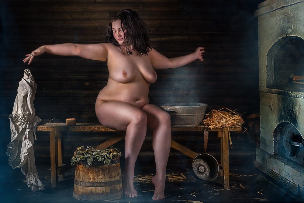 Femmes nues dans un bain de village