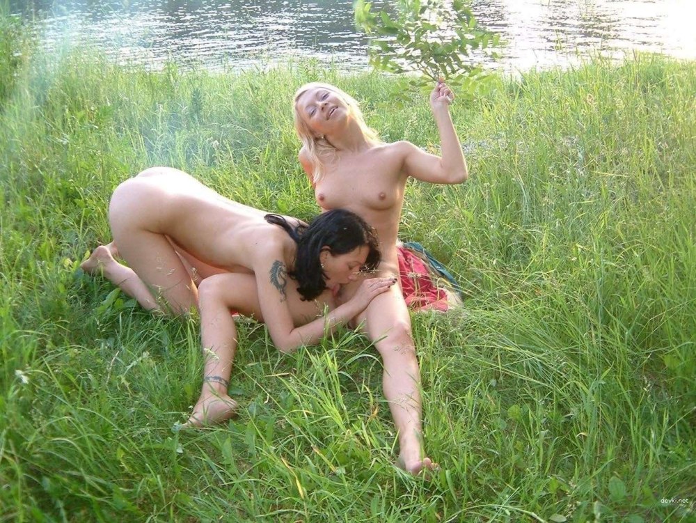 Femme nue et petite amie dans la nature