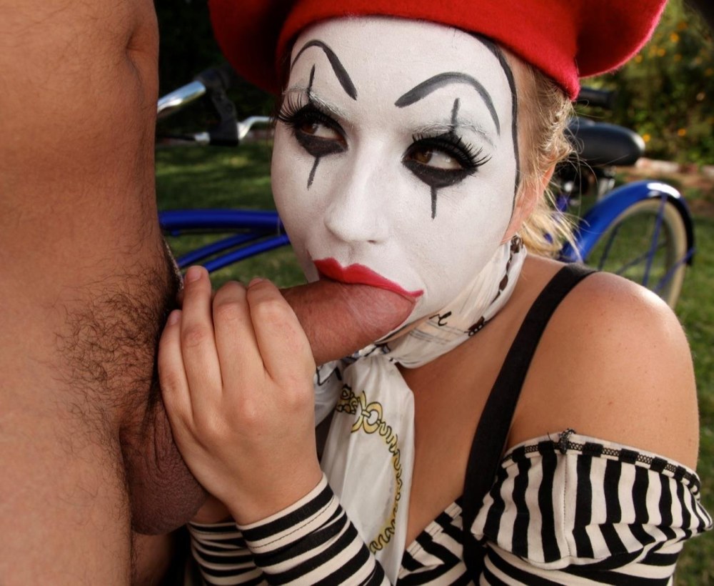 Clown nu avec seins