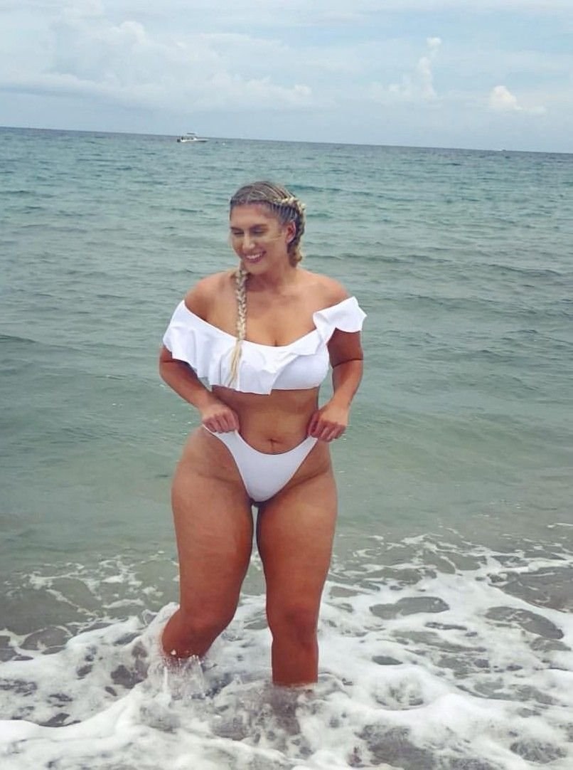 Sophie Eloism en bikini